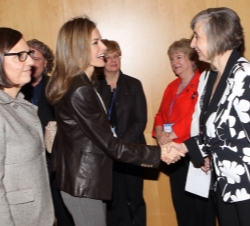 Su Alteza Real la Princesa de Asturias y de Girona saluda a Carmen Pellicer, Coordinadora del Proyecto "Educar el Talento Emprendedor", de l